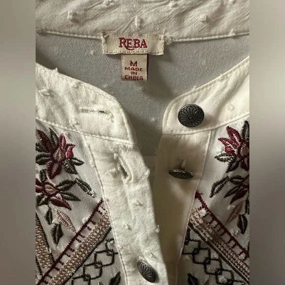 Reba • Embroidered Blouse • 1/2 buttons • 100% rayon  Size M - Picture 2 of 6